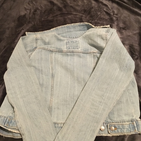 Cropped Light Wash Denim Jacket - Picture 2 of 3